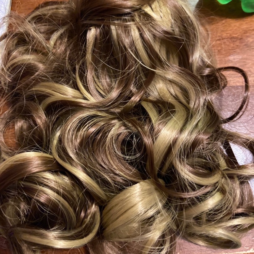 Brand new clip on pony tail .  Very pretty